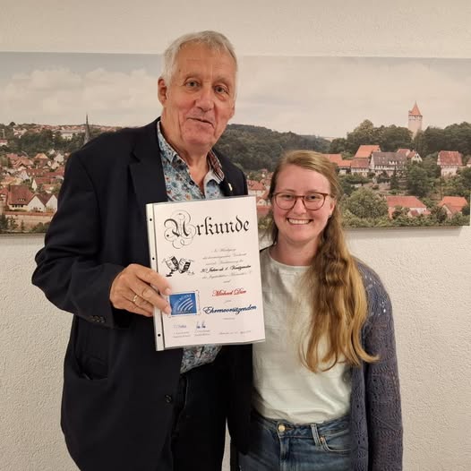 You are currently viewing Michael Dier übergibt sein Amt als 1. Vorsitzenden an Desiree Britsch.